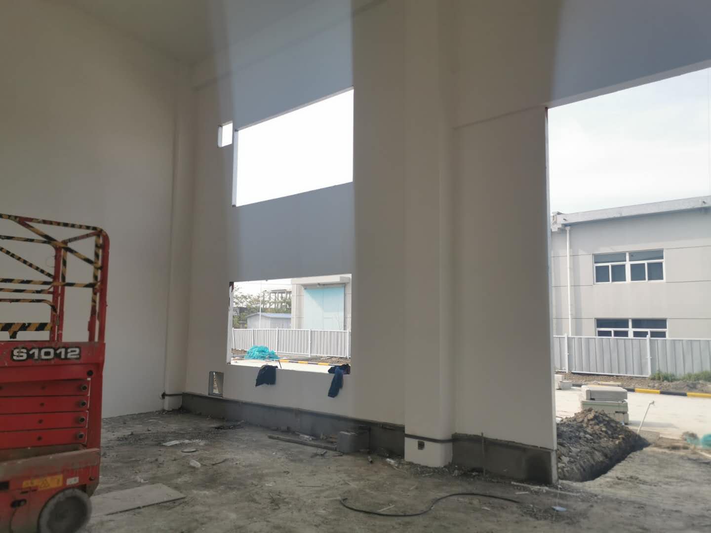 <a href='//lagaline.com' target='_blank'>泄爆墙</a>施工